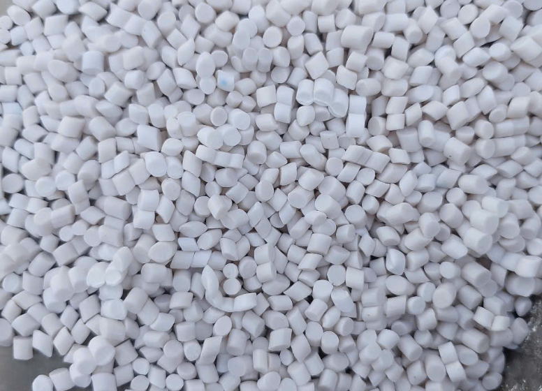 Sản phẩm hạt nhựa PVC màu trắng sữa